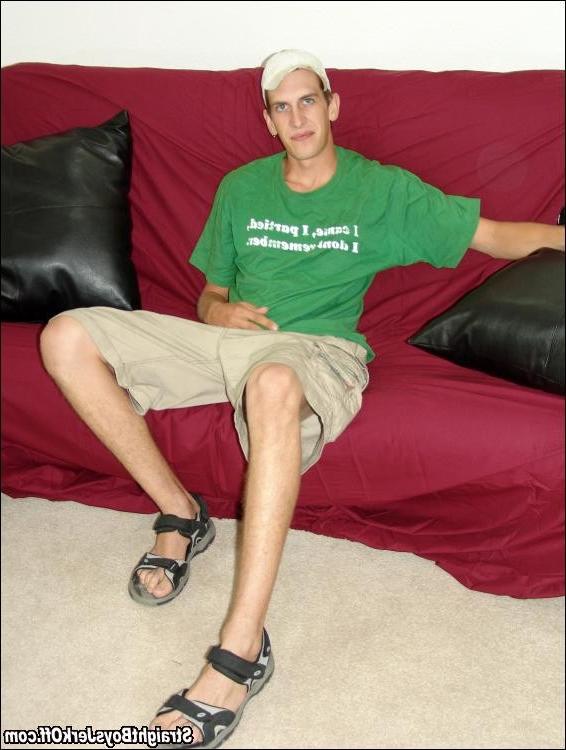 16P weirdo dude jerking off his virgin dick