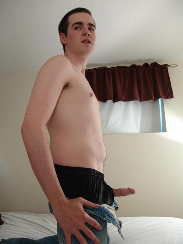 15P Molliger Junge holt sich auf seinem Bett einen runter