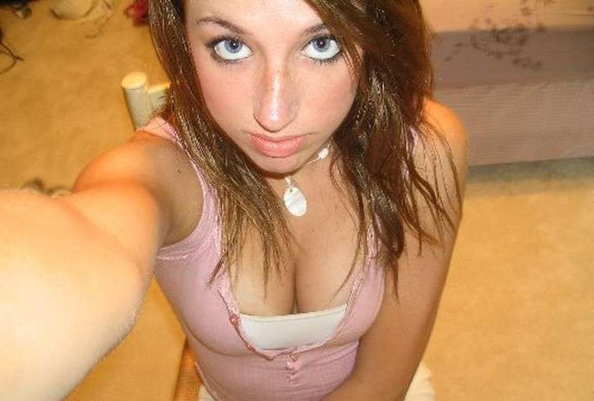 15P Photos of a blonde babe posing naked in the bathroom