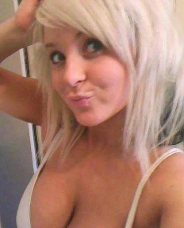 15P Photos of a blonde babe posing naked in the bathroom