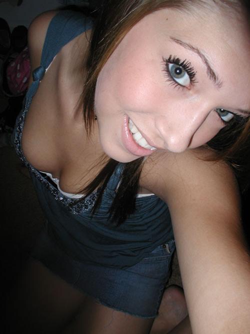 15P Photos of a blonde babe posing naked in the bathroom