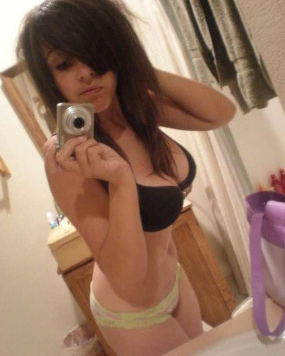 15P Photos of a blonde babe posing naked in the bathroom
