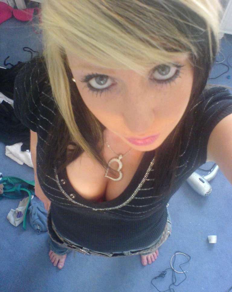 15P Photos of a blonde babe posing naked in the bathroom