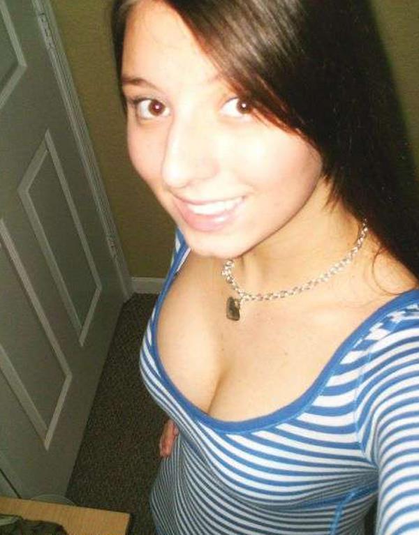 15P Photos of a blonde babe posing naked in the bathroom