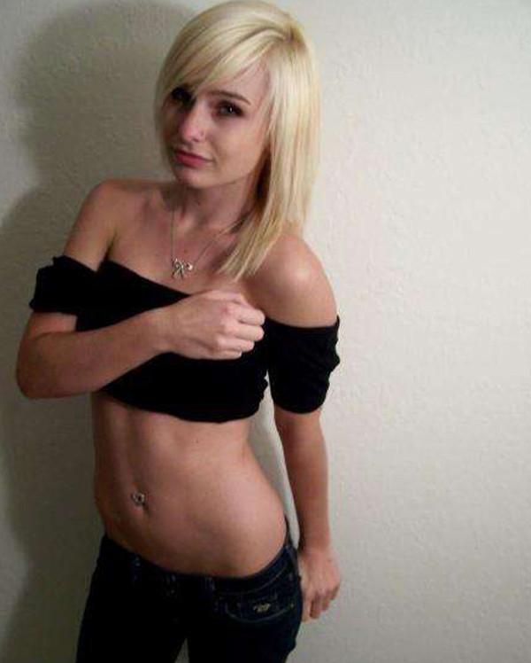 15P Photos of a blonde babe posing naked in the bathroom