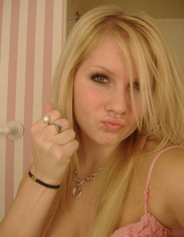 14P Photos of a blonde babe posing naked in the bathroom