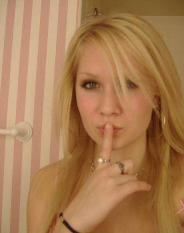 14P Photos of a blonde babe posing naked in the bathroom
