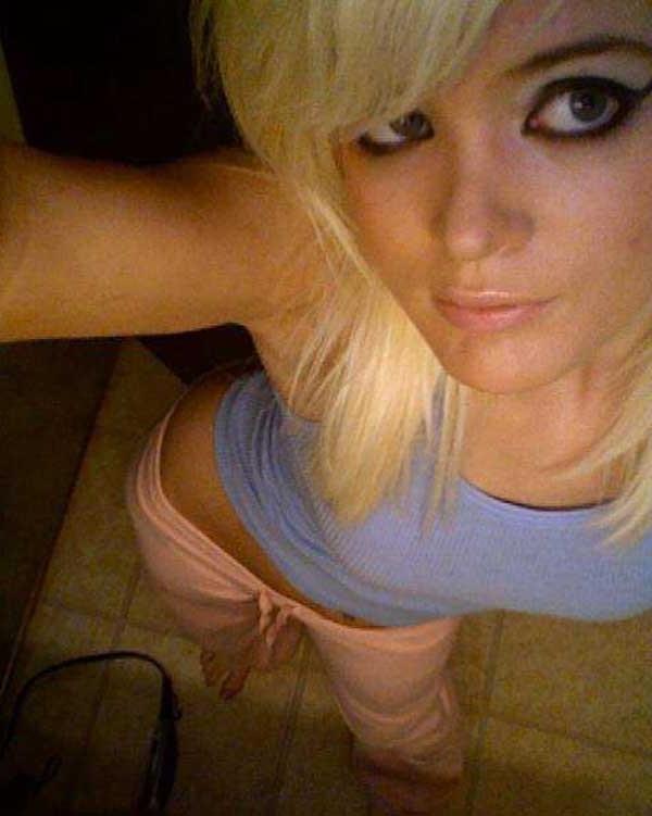 15P Photos of a blonde babe posing naked in the bathroom