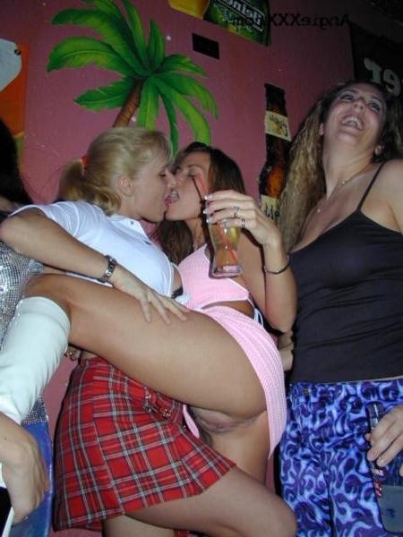 15P Photos of a blonde babe posing naked in the bathroom