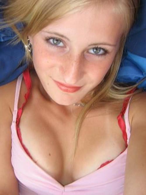 15P Photos of a blonde babe posing naked in the bathroom