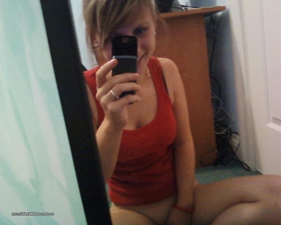 15P Photos of a blonde babe posing naked in the bathroom