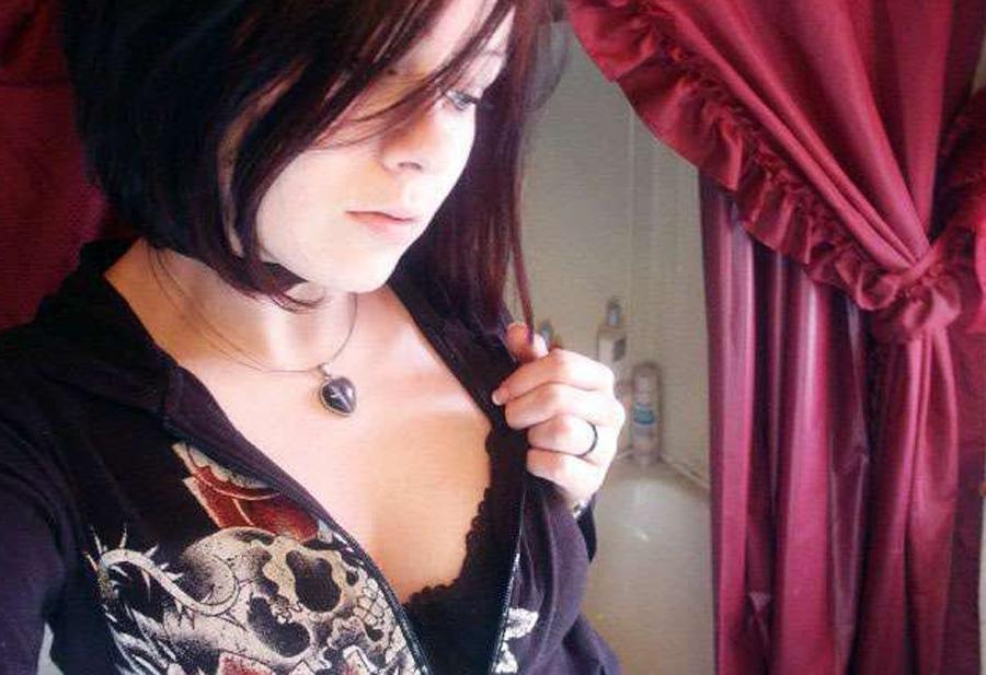 15P Photos of a blonde babe posing naked in the bathroom