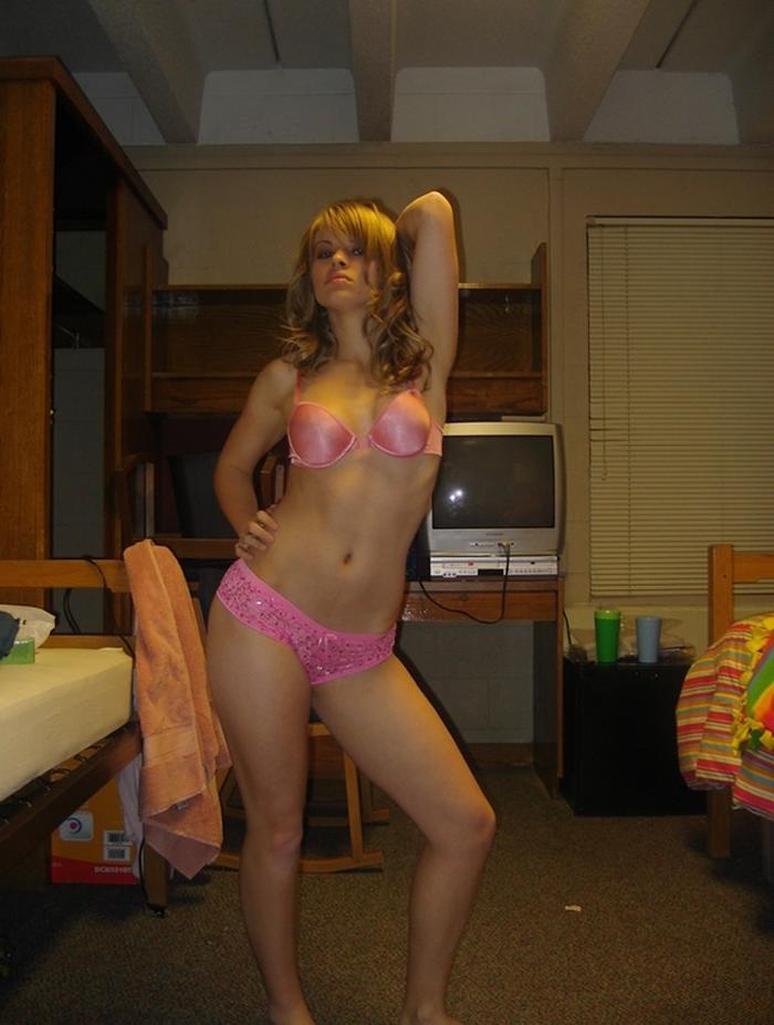 13P Photos of a blonde babe posing naked in the bathroom