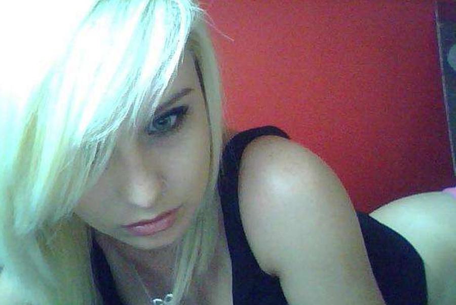 13P Photos of a blonde babe posing naked in the bathroom