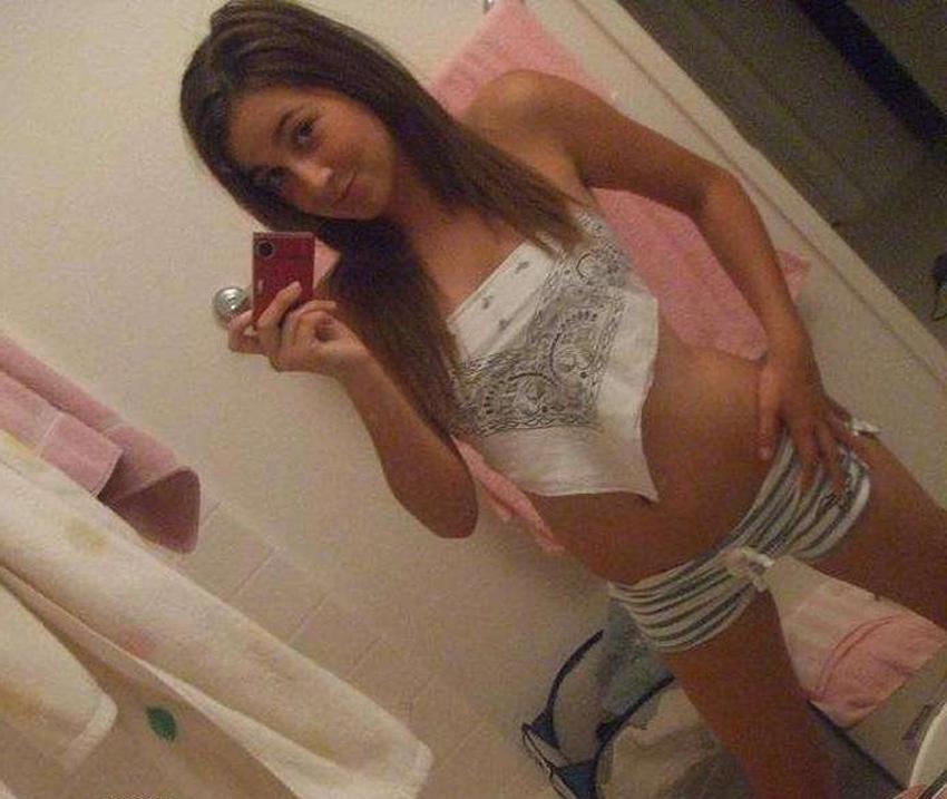 13P Photos of a blonde babe posing naked in the bathroom