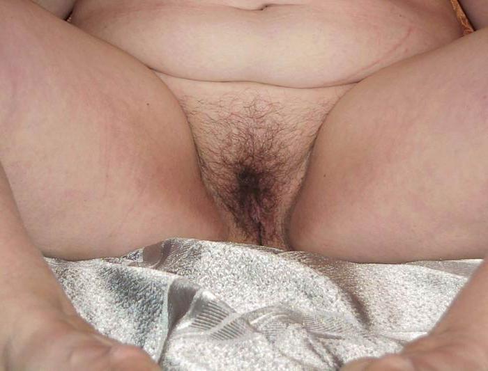 14P fat ass granny showing off her hairy twat