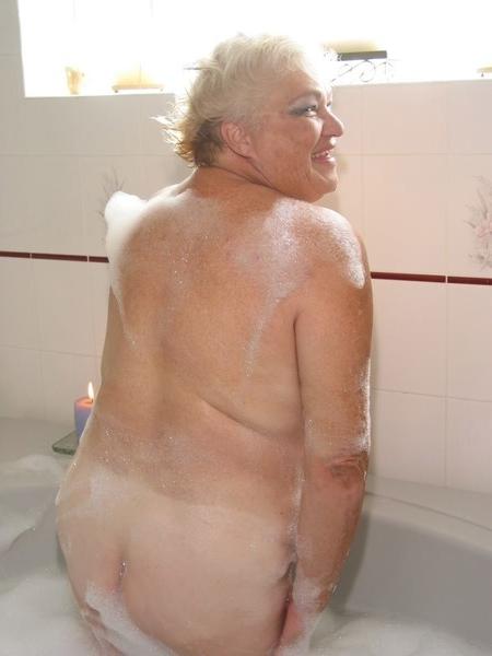 17P Fatty granny in bathroom