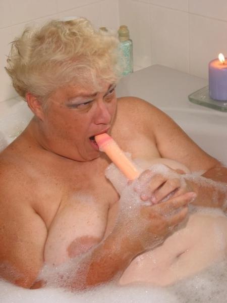 17P Fatty granny in bathroom