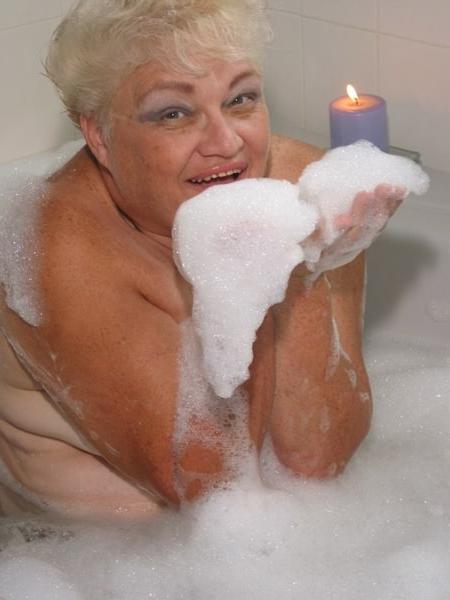 17P Fatty granny in bathroom