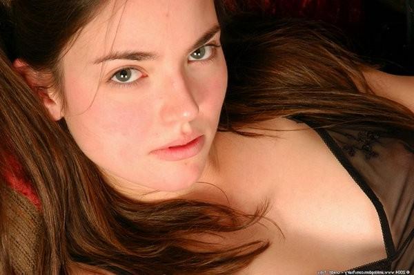 15P Dark haired Josie shows off her hairy lickable pie hole