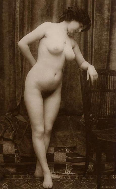 16P Beautiful antique sweetheart ladies posing in the 1900