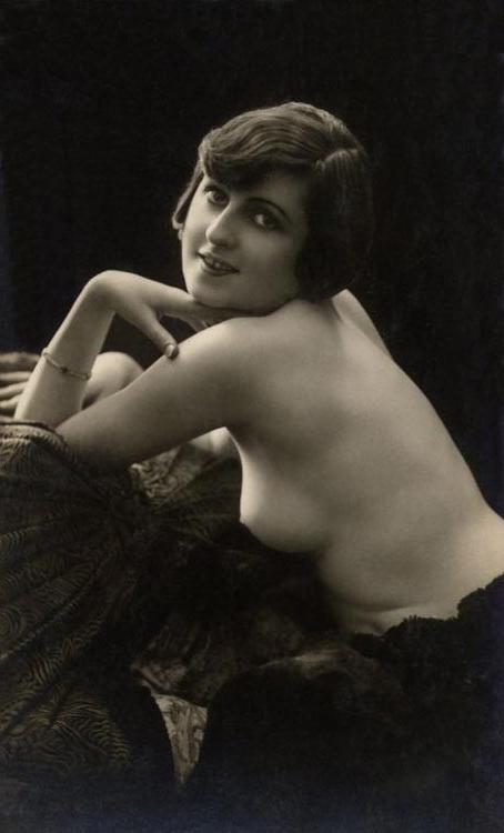 16P Beautiful antique sweetheart ladies posing in the 1900