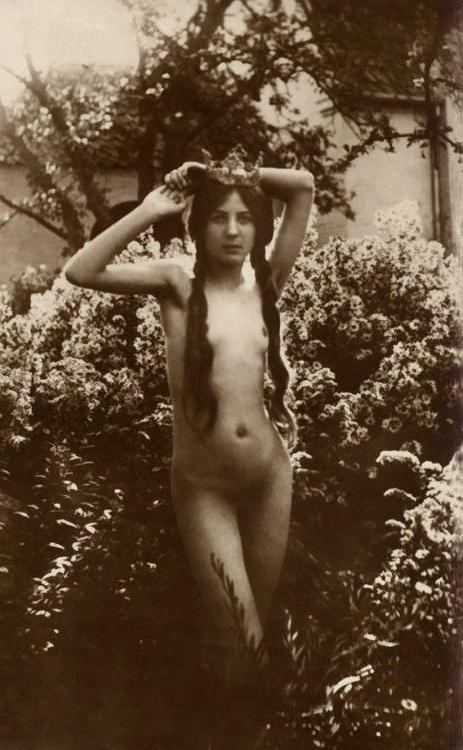 16P Beautiful antique sweetheart ladies posing in the 1900