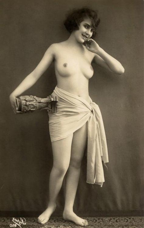 16P Beautiful antique sweetheart ladies posing in the 1900