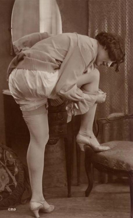16P Beautiful antique sweetheart ladies posing in the 1900