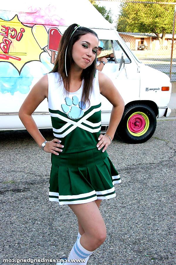 15P Nuttige Cheerleaderin wird tief in den Schwanz gefickt