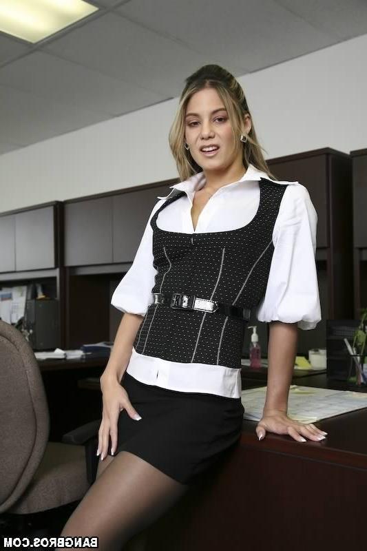 15P These two co-workers fucked in the bathroom of their job, then she took a big lo