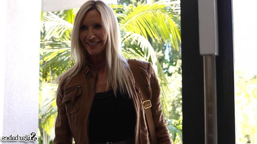16P Desperate milf Emma Starr meets her sugar daddy