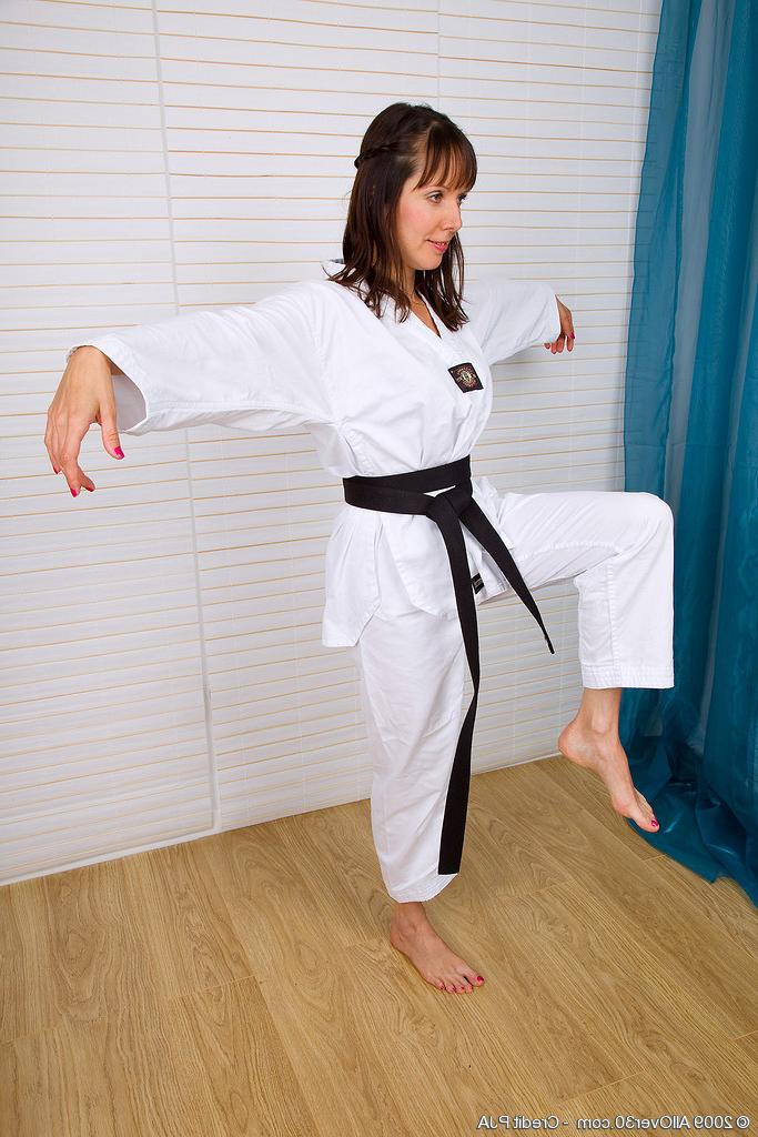 16P Puffy pussy Cindy Reed shows off her karate skills