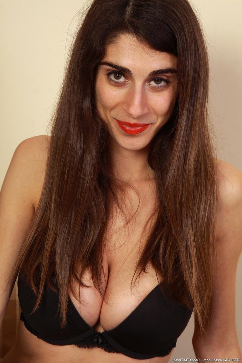 15P Sexy wife with nice tits and long legs