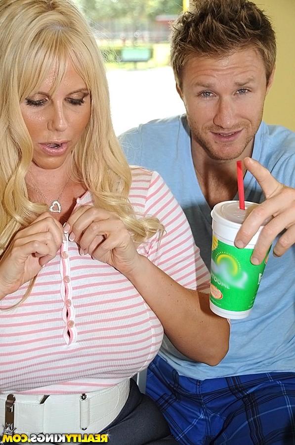 20P Karen came back for some more MILF fun. She saw His fling page and noticed that 