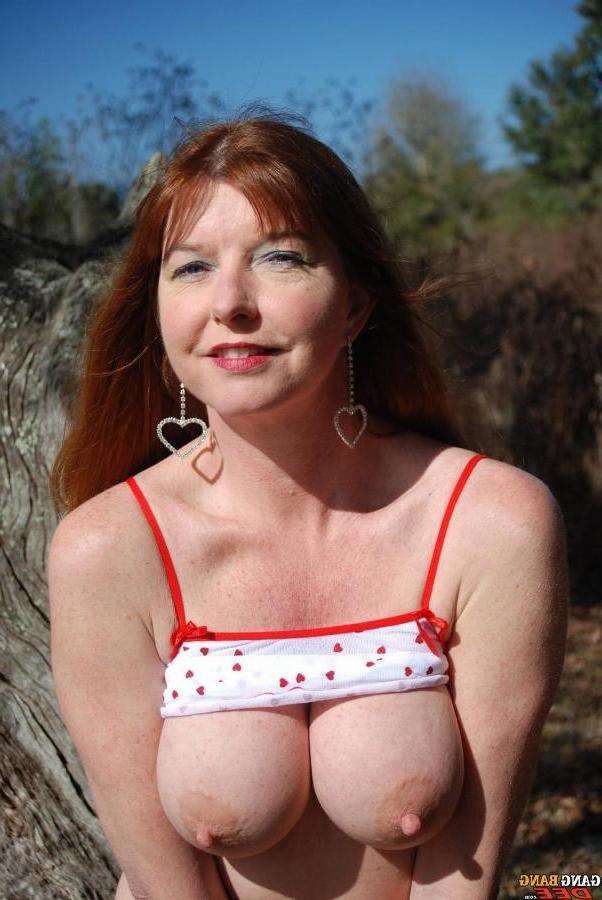 10P Swinger wife Dee showing her mature curves outside