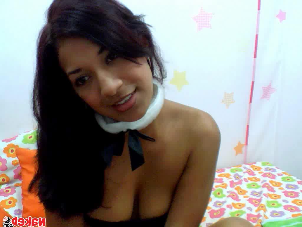 11P Sexy latina bruentte shows her hot body on her private cam in these hot pics