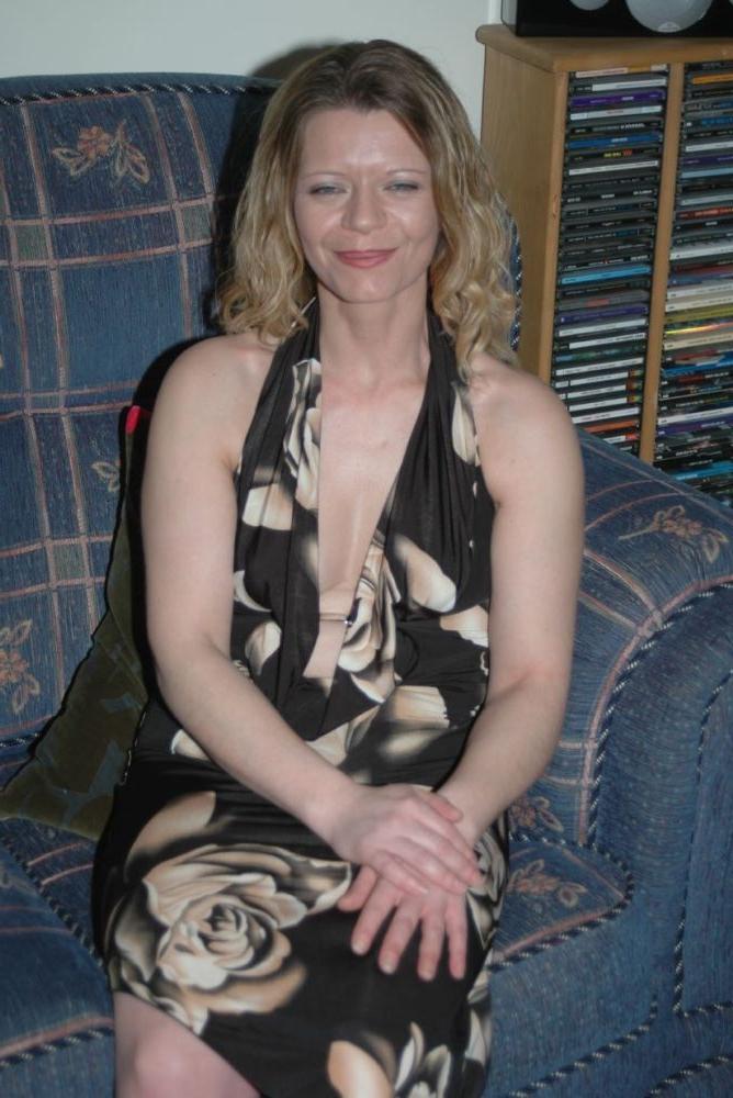 17P Smiling Small Tit House Wife Spreading Her Shaven Pussy Open