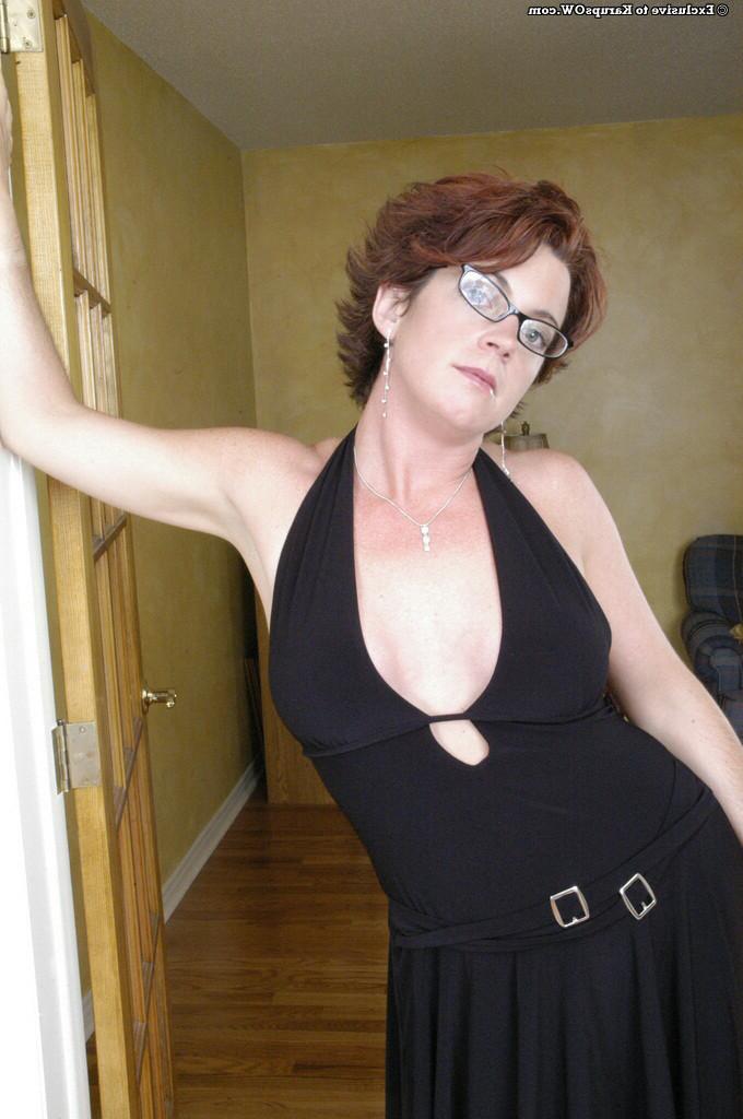 16P Short haired mature lady with sexy glasses posing