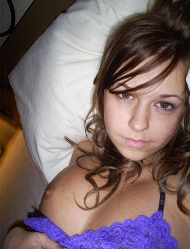 20P Cute girlfriend posing naked and giving head