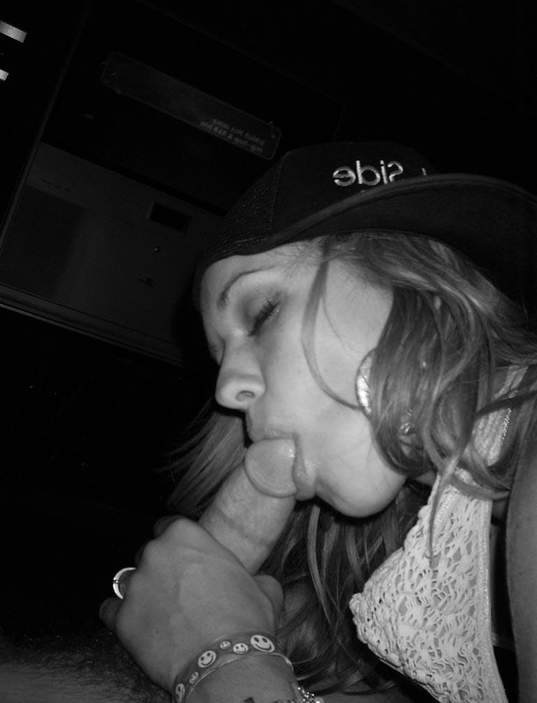 20P Cute girlfriend posing naked and giving head