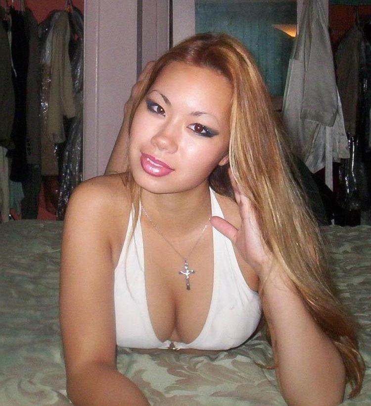 20P Amateur asian girlfriend sucking cock and fucked in the bathroom