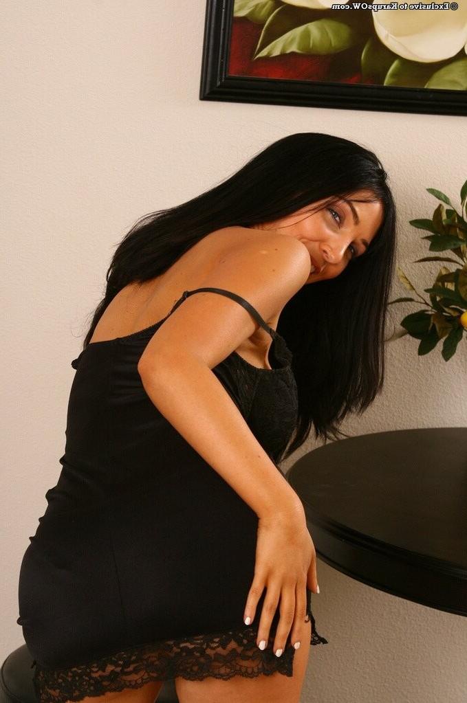 16P Black haired MILF babe shows her big round tits /