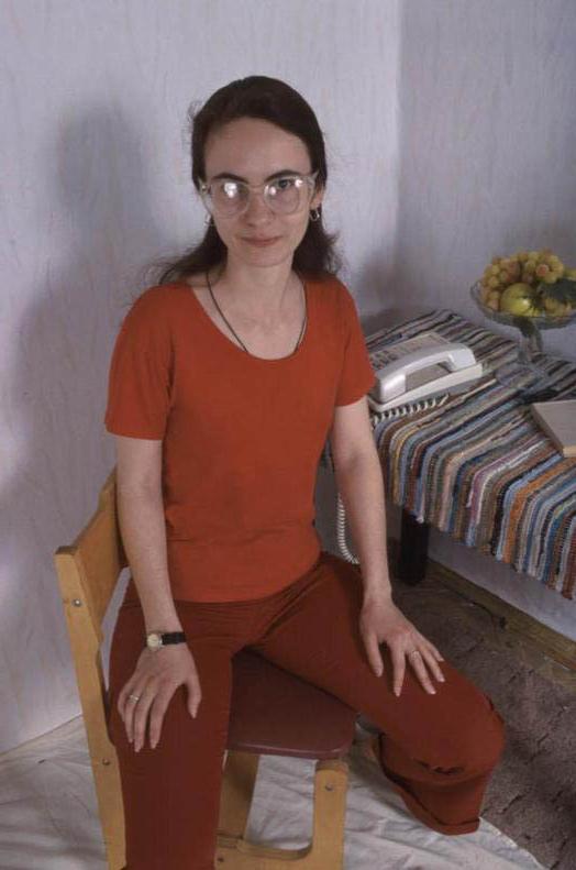 17P Cheating Bimbo Wife in Glasses Spreading