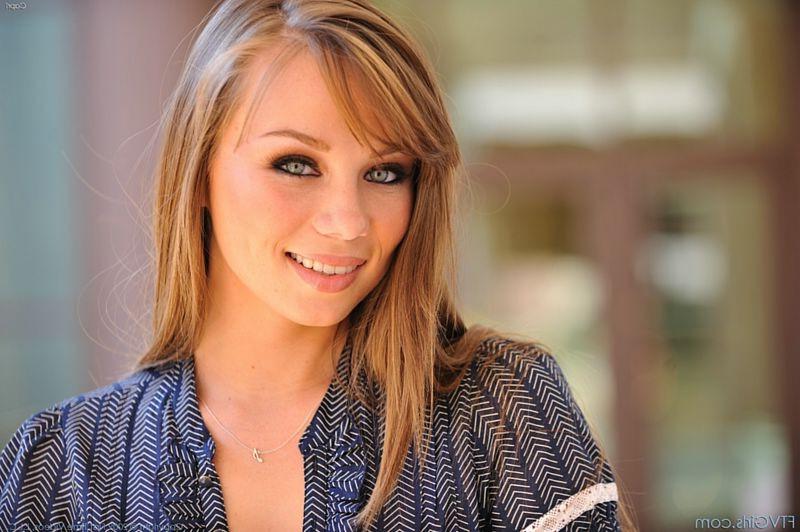 15P Capri Anderson flashes her small tits and ass at mall