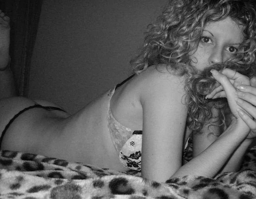 16P Photos of a cocksucking kinky-haired slut