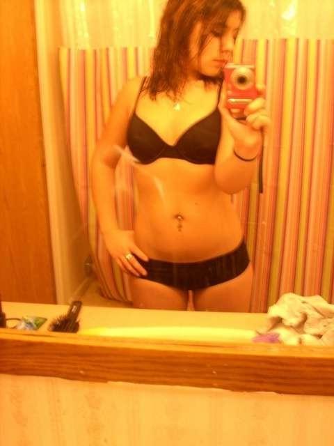 15P Latina teen in takes pics in bathroom