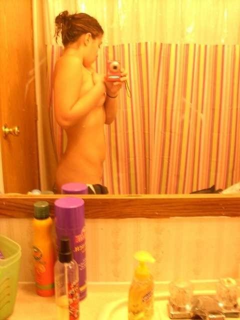 15P Latina teen in takes pics in bathroom