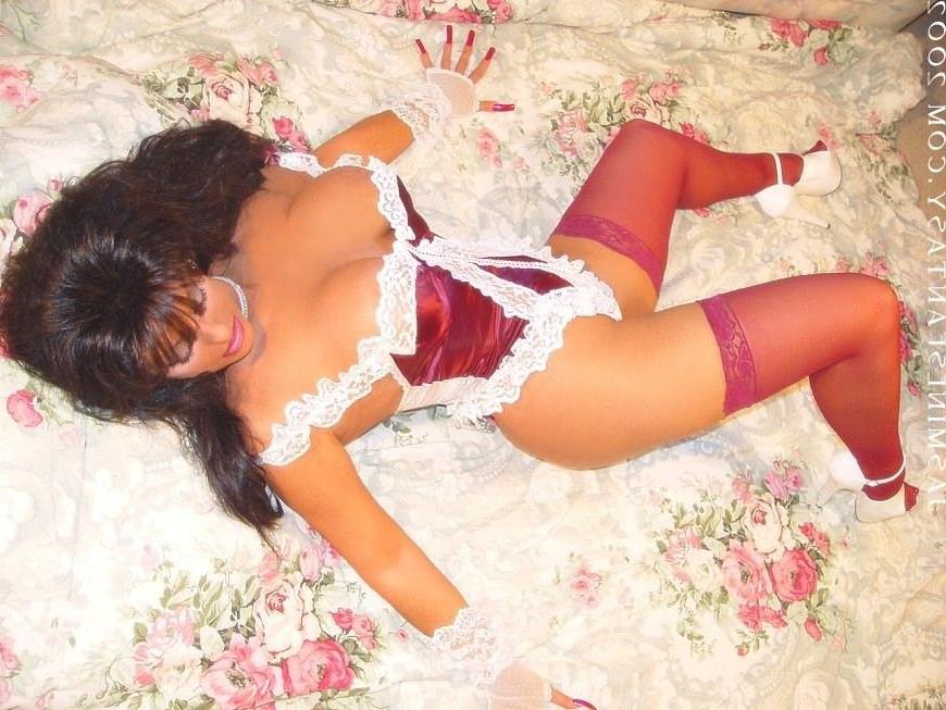 12P Jasmine posing in her fine lingerie