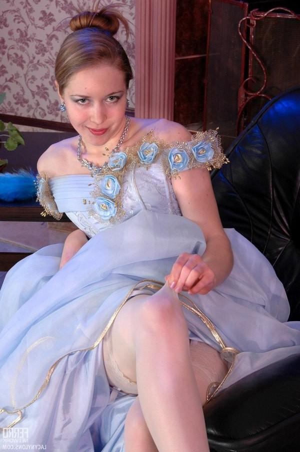15P Glamour blonde beauty in sexy stockings